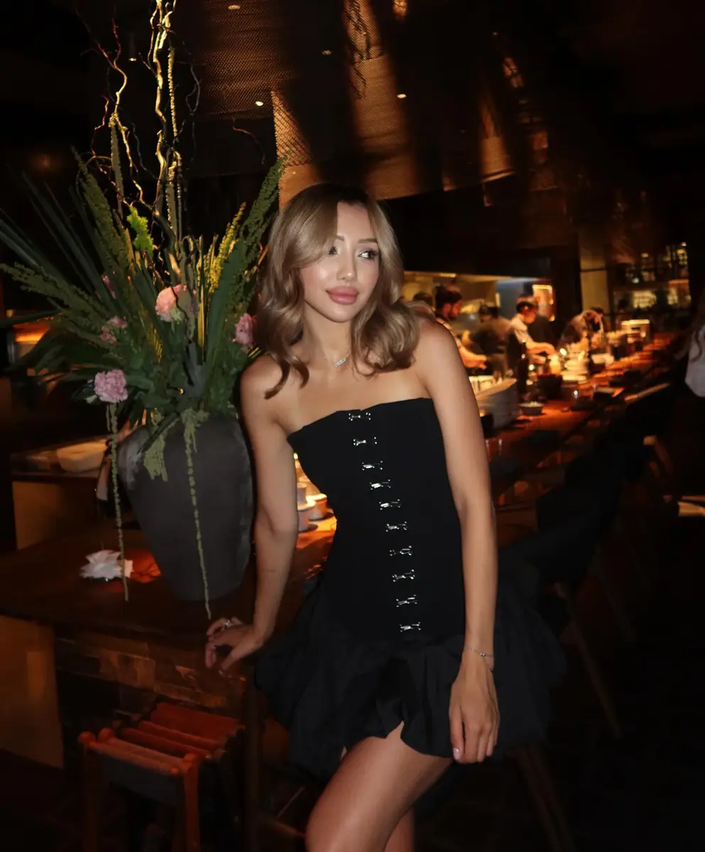 Akbota escort in Hong Kong