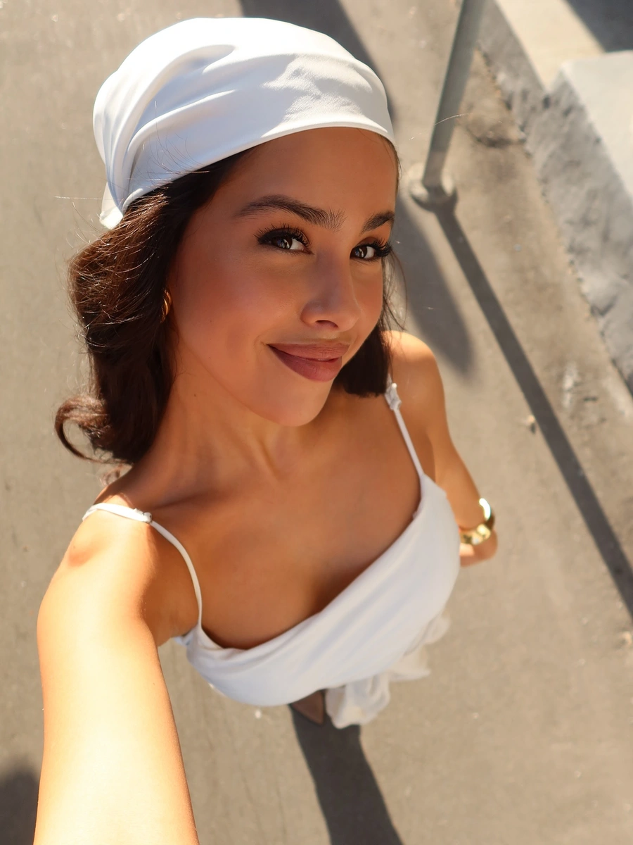 Aliya escort in Hong Kong