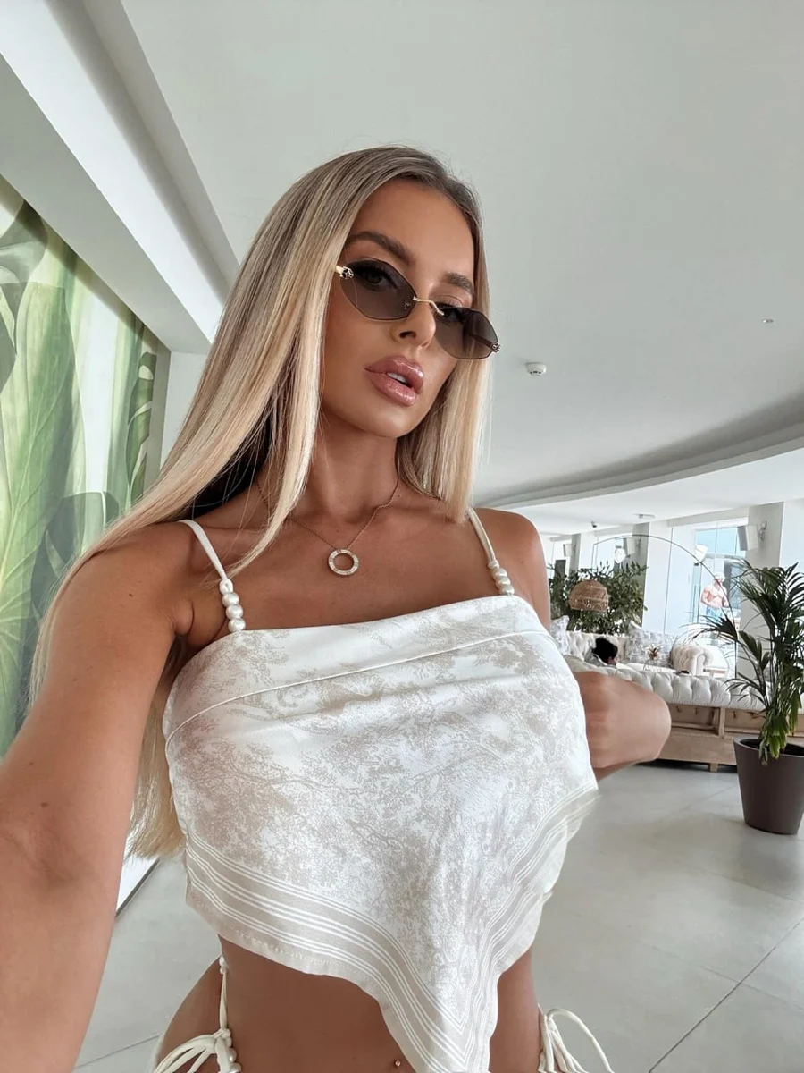 Angela escort in Hong Kong