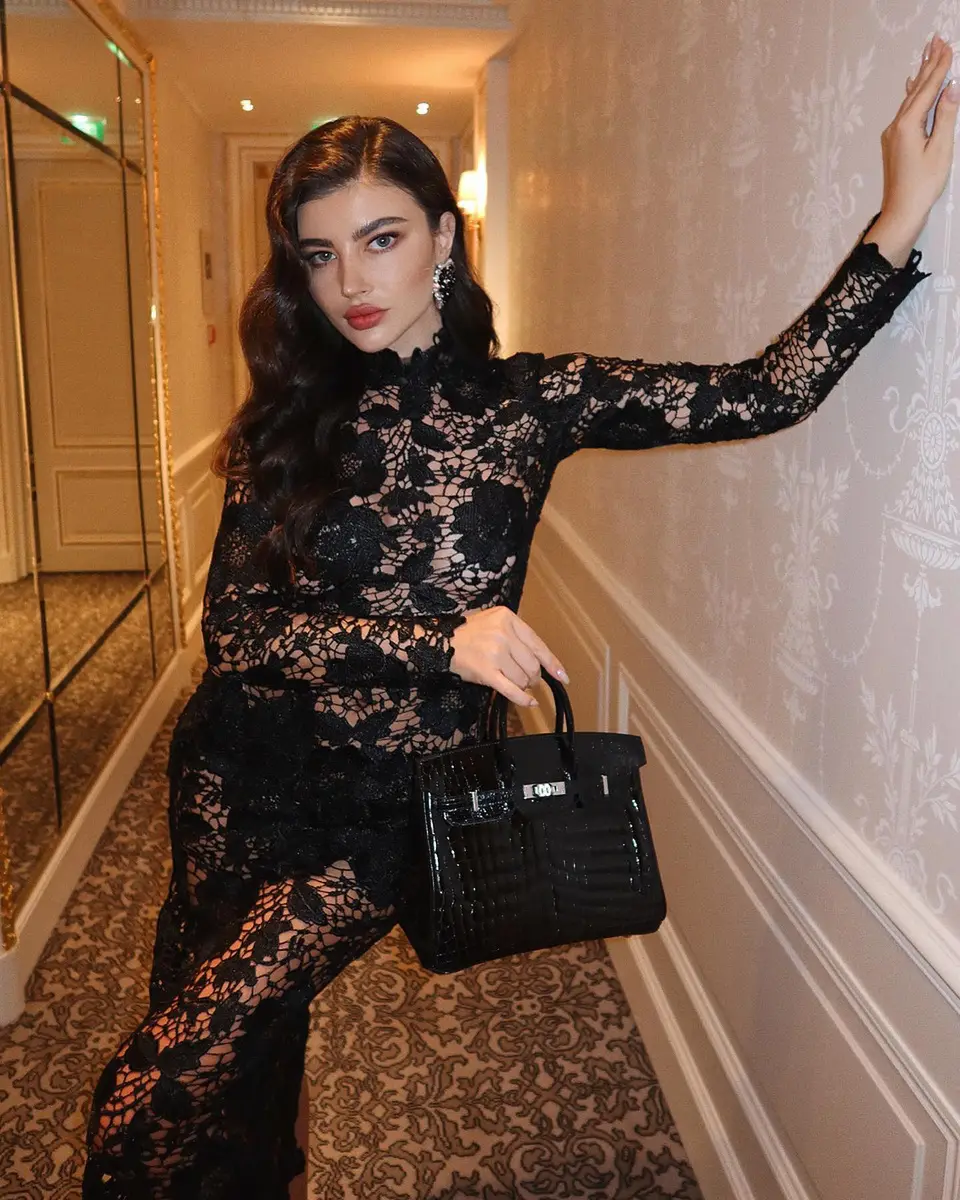 Aruzhan escort in Hong Kong