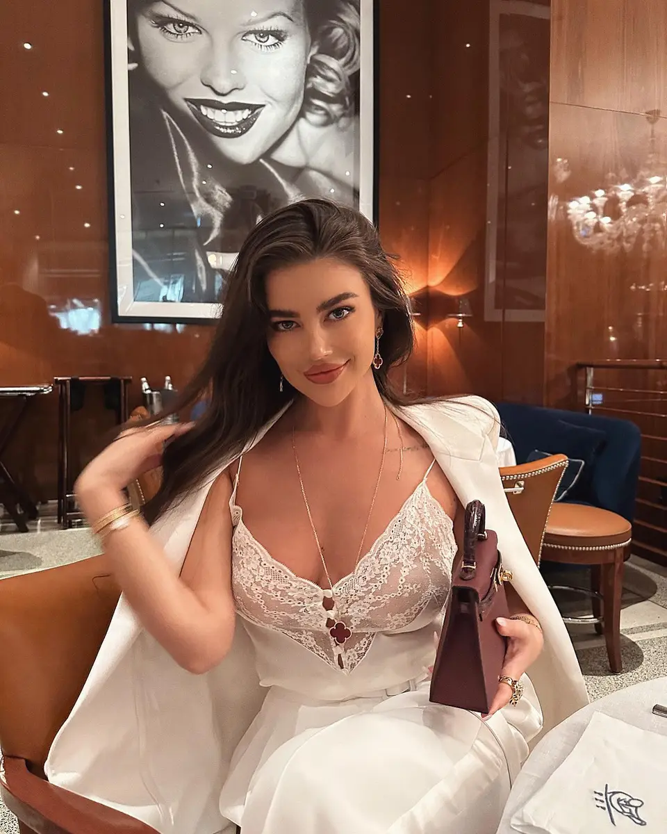 Aruzhan escort in Hong Kong