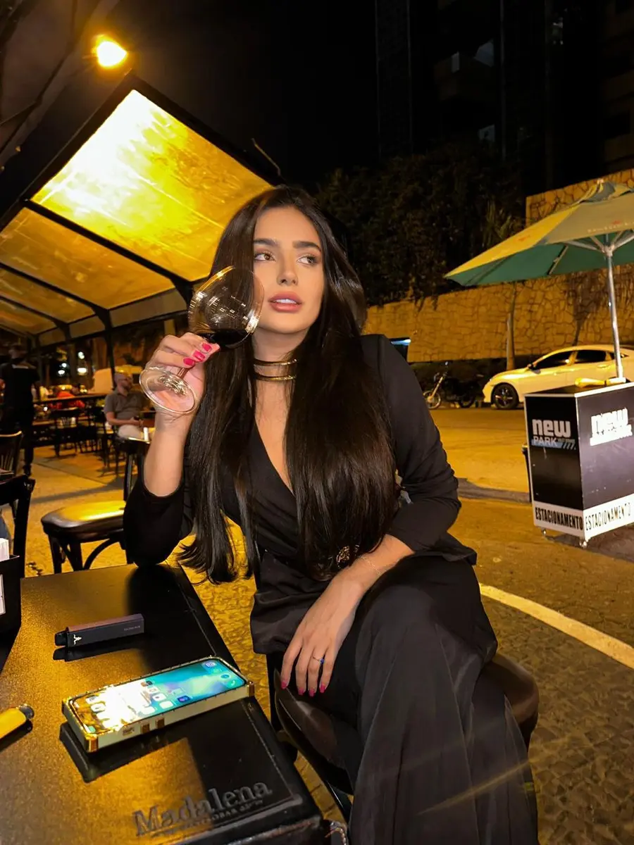 Bevina escort in Hong Kong