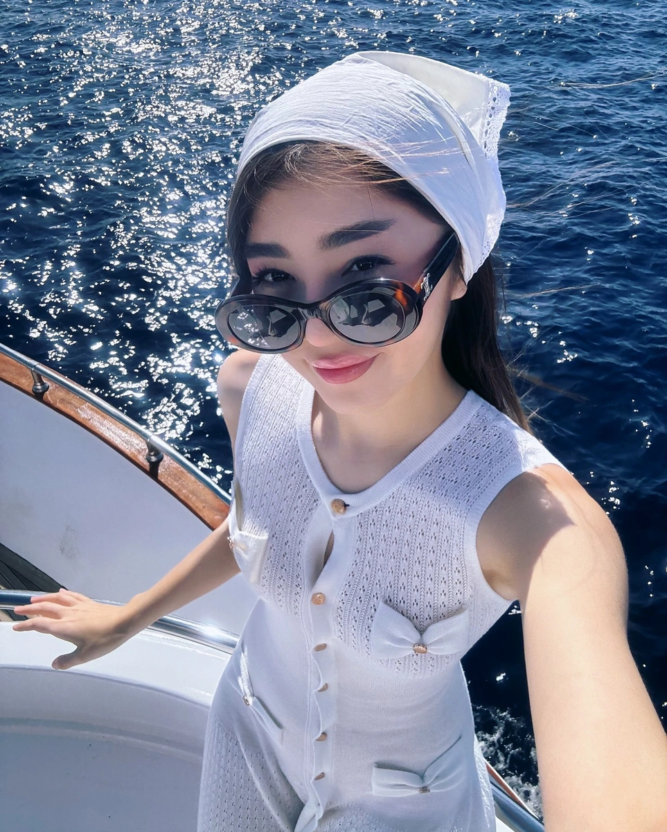 Damira escort in Hong Kong