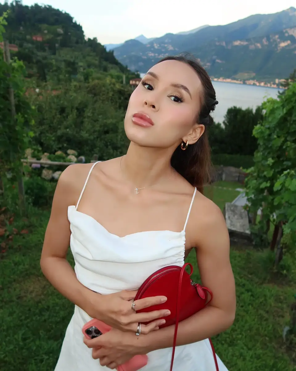 Daneliya escort in Hong Kong