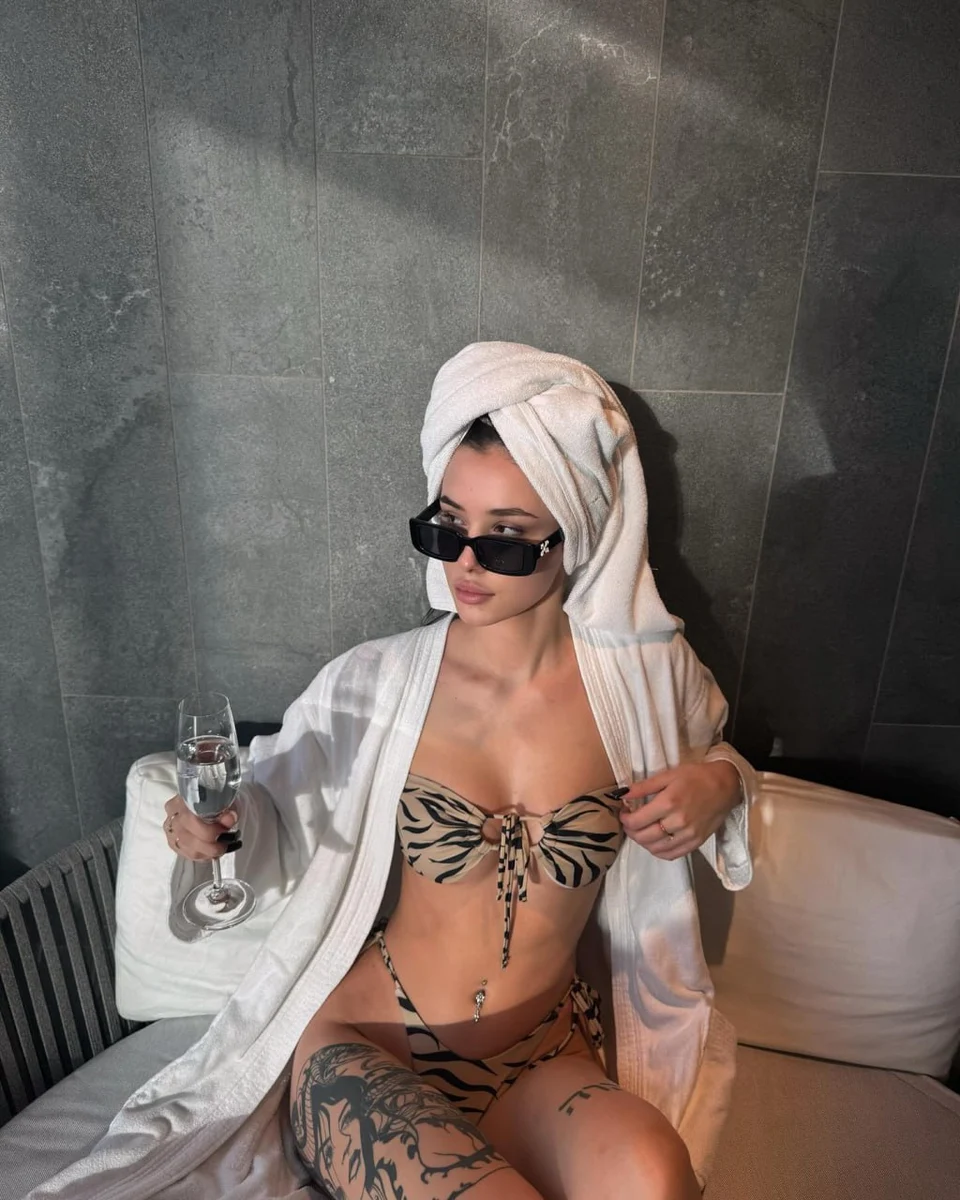 Delphina escort in Hong Kong