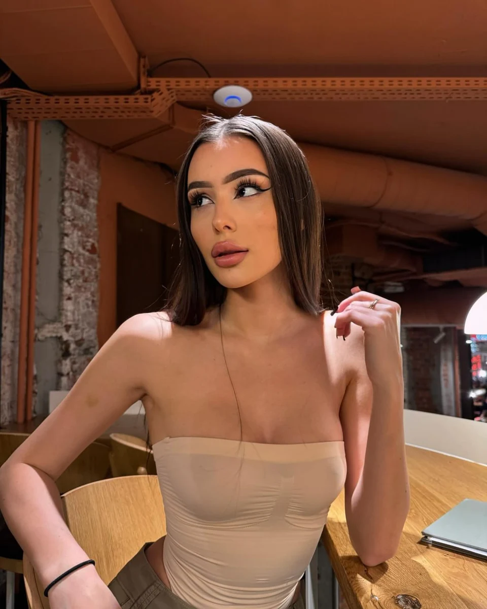 Delphina escort in Hong Kong