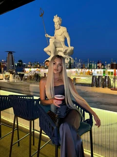 Evelyne escort in Hong Kong