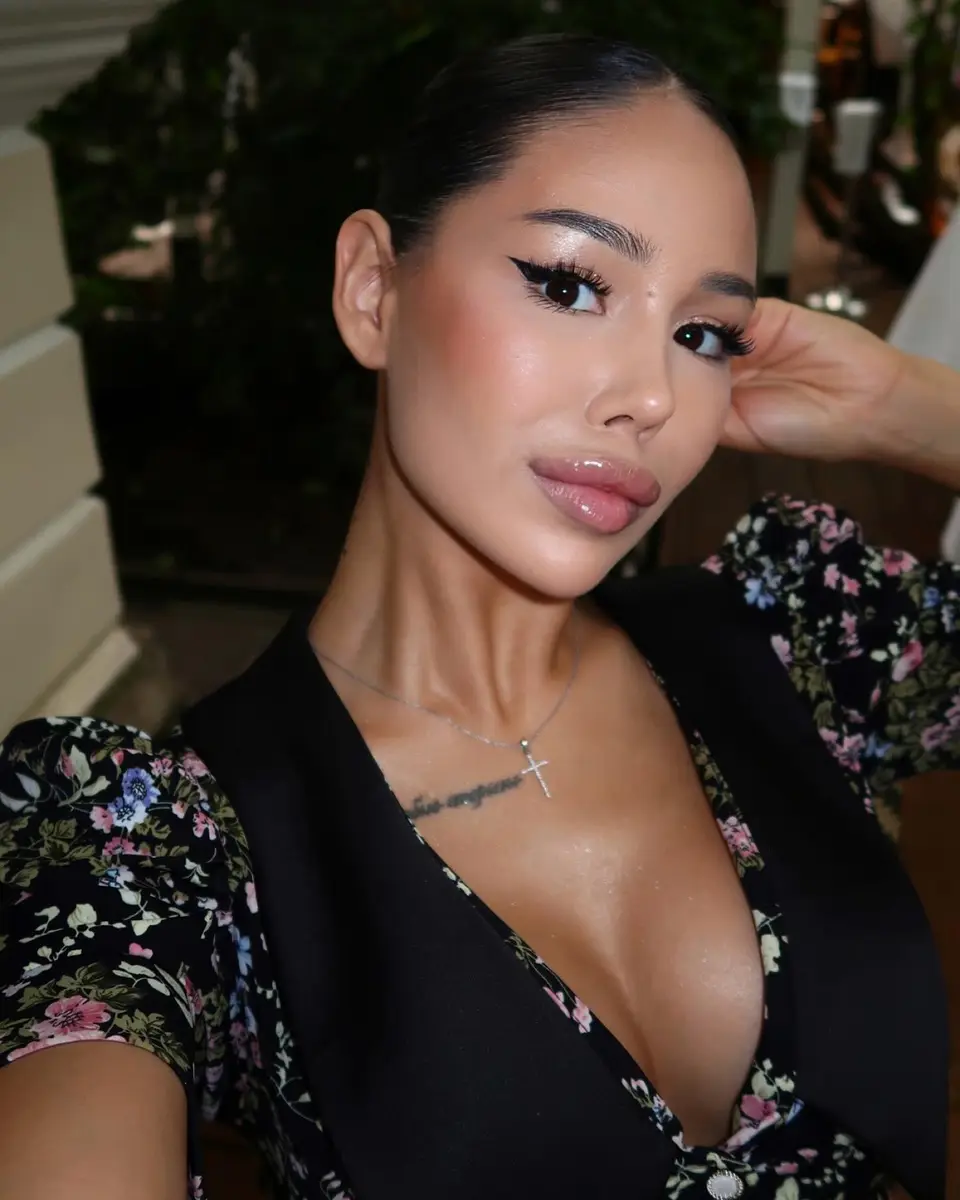 Sholpan escort in Hong Kong