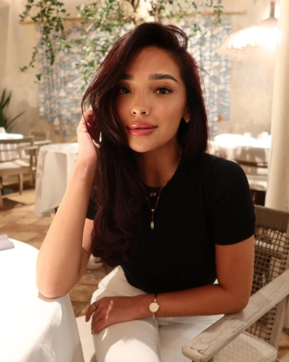 Zarina escort in Hong Kong